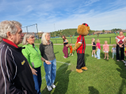 Berenmascotte-bij-zonnig-voetbalfeest